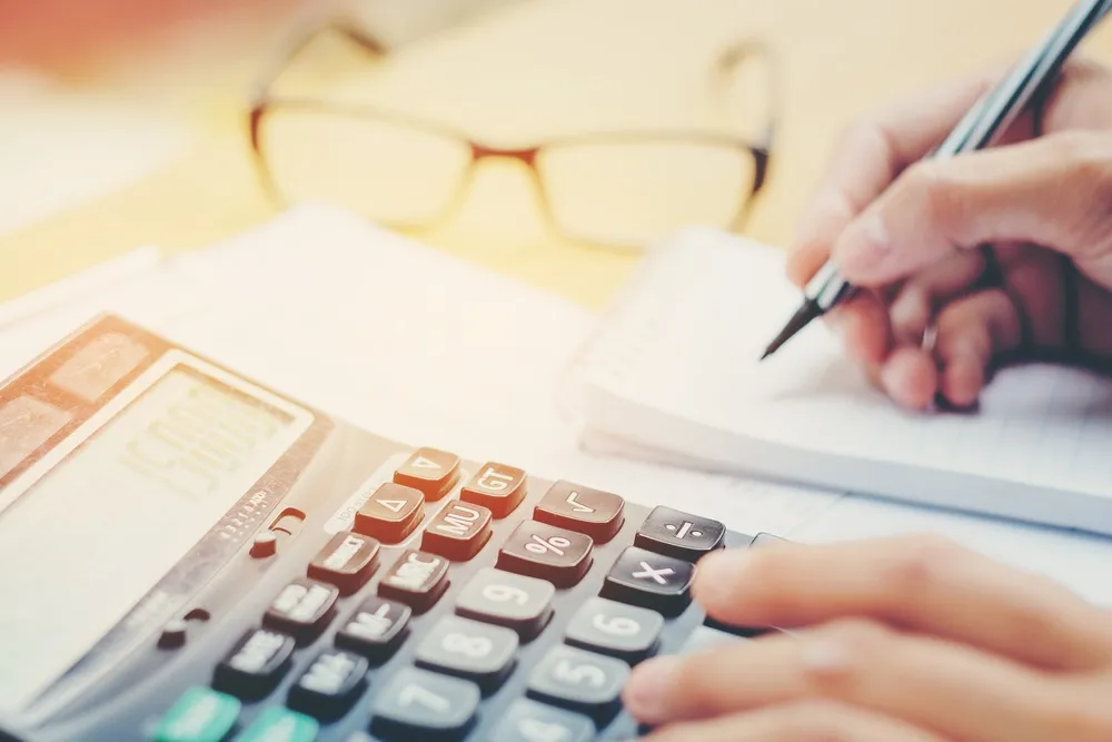 C&aacute;lculo de indemnizaci&oacute;n laboral con calculadora y documentos